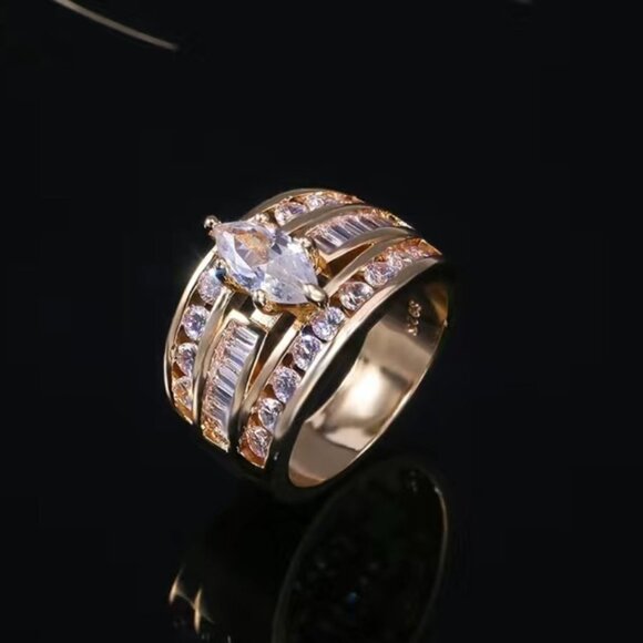 Stunning Gold Cubic Zirconia Multi Stone Fashion Ring - Picture 2 of 3